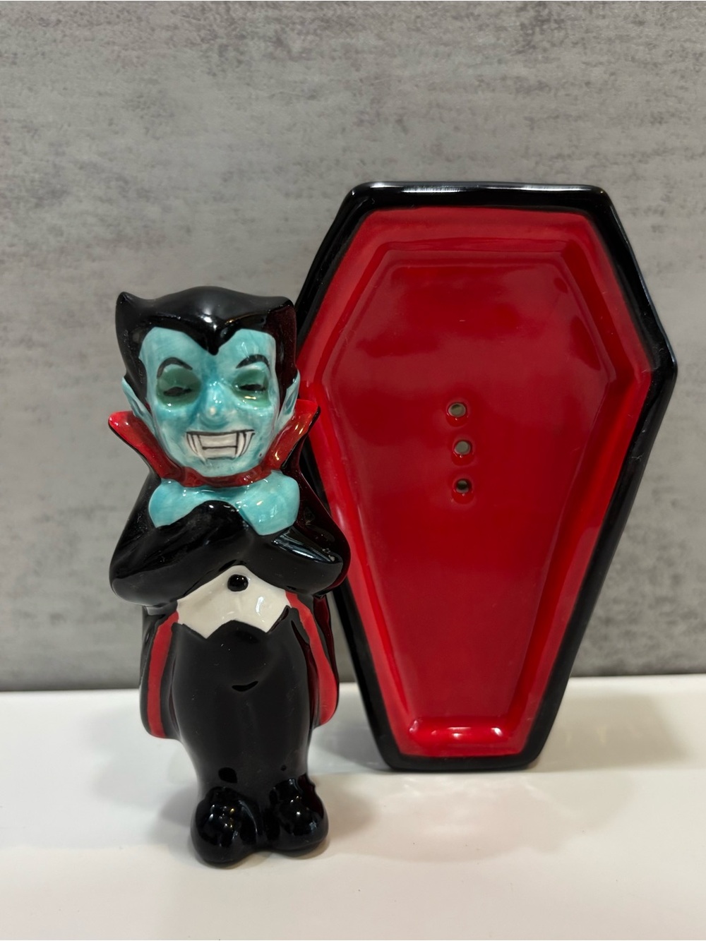 Dracula Vampire Salt & Pepper Shakers Halloween - Picture 2 of 8